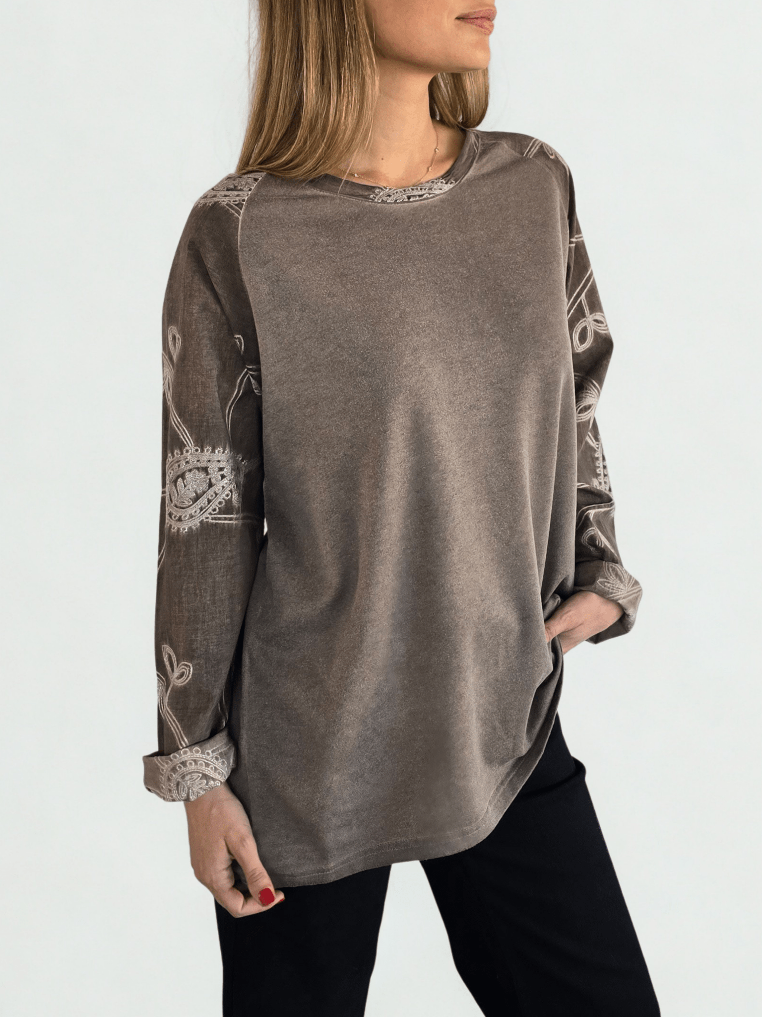 Polera con mangas bordadas, color Chocolate