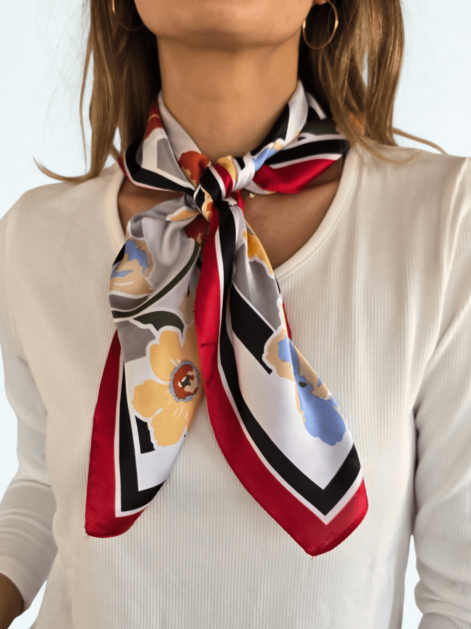 Pañuelo Estampado con flores, orilla roja