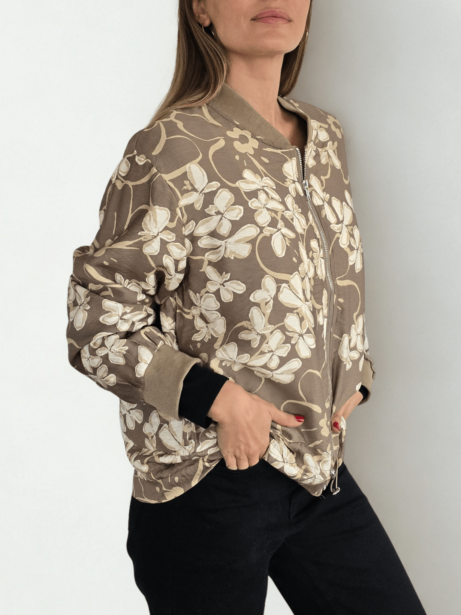 Chaqueta Bomber estampada, fondo Chocolate