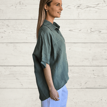 Cargar imagen en el visor de la galería, Blusa 100% Lino Italiano manga corta, color Verde Musgo
