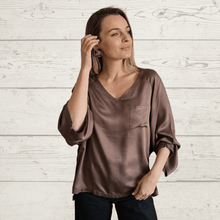 Cargar imagen en el visor de la galería, Blusa ancha escote en V, color Chocolate
