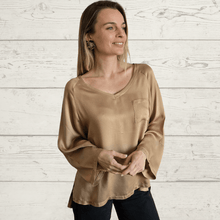 Cargar imagen en el visor de la galería, Blusa ancha escote en V, color Camel
