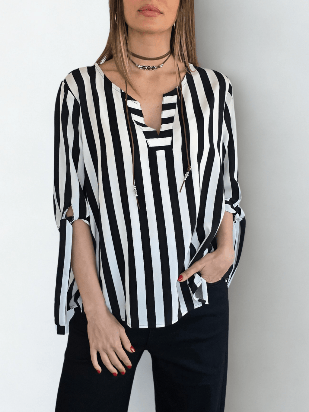Blusa Rayada escote en V, color Negro con Blanco