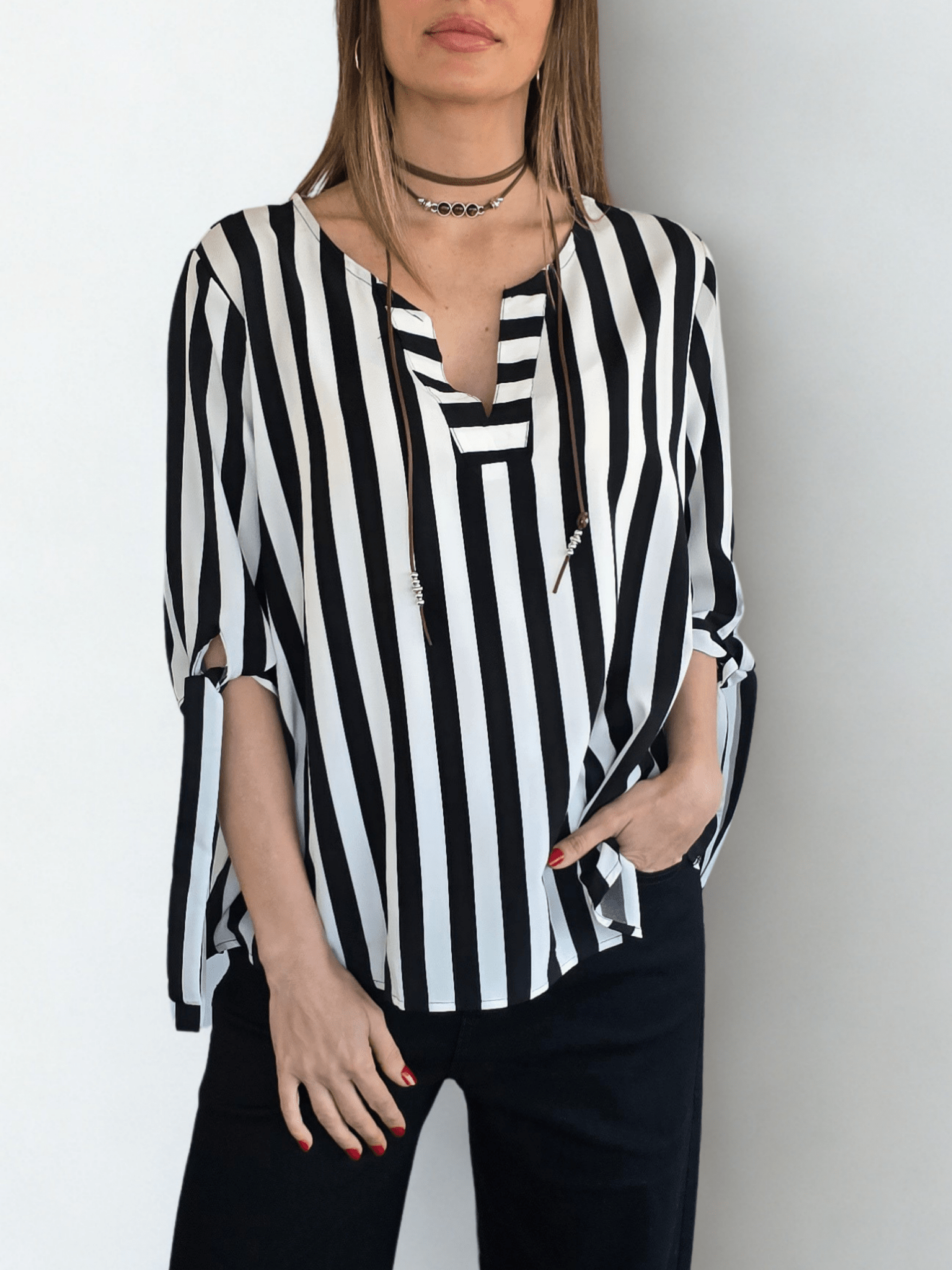 Blusa Rayada escote en V, color Negro con Blanco