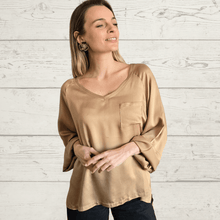 Cargar imagen en el visor de la galería, Blusa ancha escote en V, color Camel
