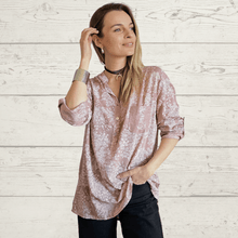 Cargar imagen en el visor de la galería, Blusa Italiana estampada flores, fondo Rosado
