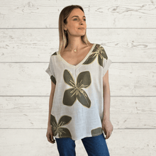 Cargar imagen en el visor de la galería, Blusa Italiana estampada escote en V, fondo Beige con Verde
