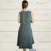 Cargar imagen en el visor de la galería, Vestido de Lino Italiano basta desflecada, color Verde Musgo
