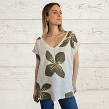 Cargar imagen en el visor de la galería, Blusa Italiana estampada escote en V, fondo Beige con Verde
