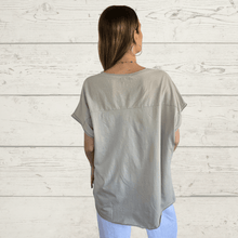 Cargar imagen en el visor de la galería, Blusa Italiana Estampada, fondo Beige
