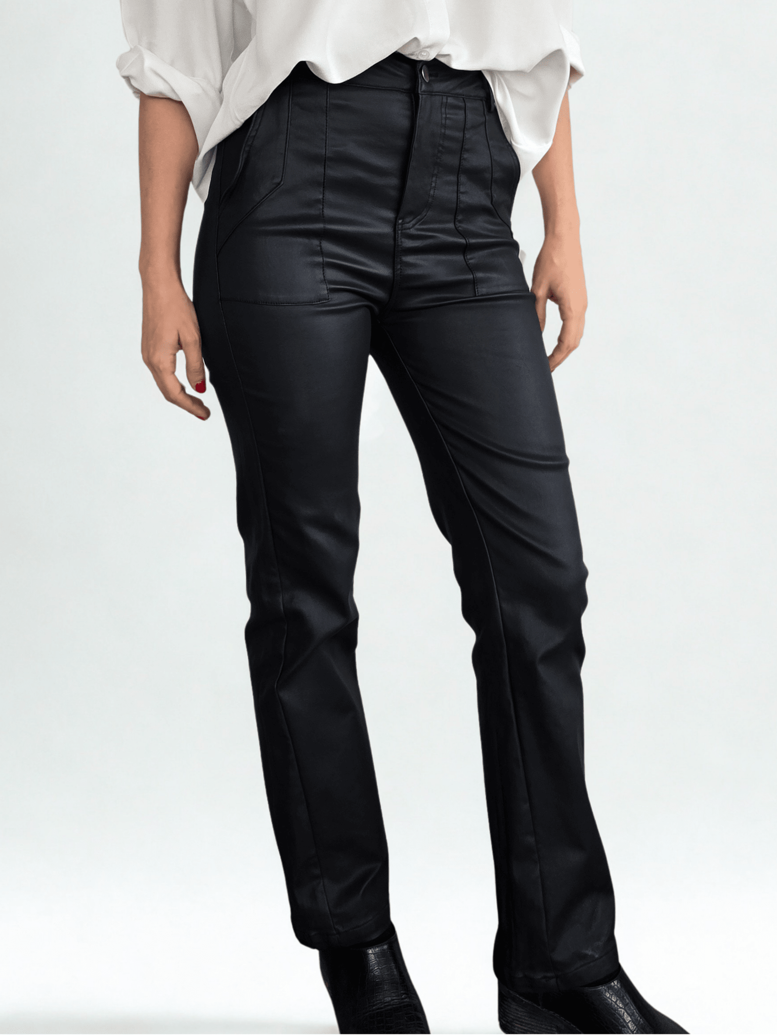 Pantalón eco cuero opaco, color negro