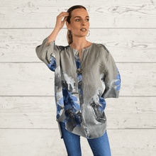 Cargar imagen en el visor de la galería, Blusa Italiana estampada un botón, fondo Taupe
