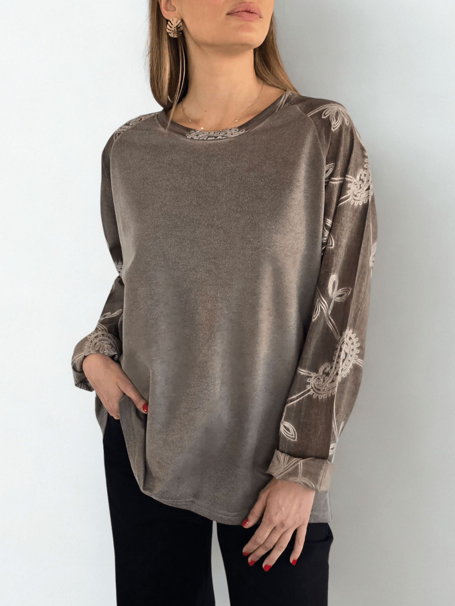 Polera con mangas bordadas, color Chocolate