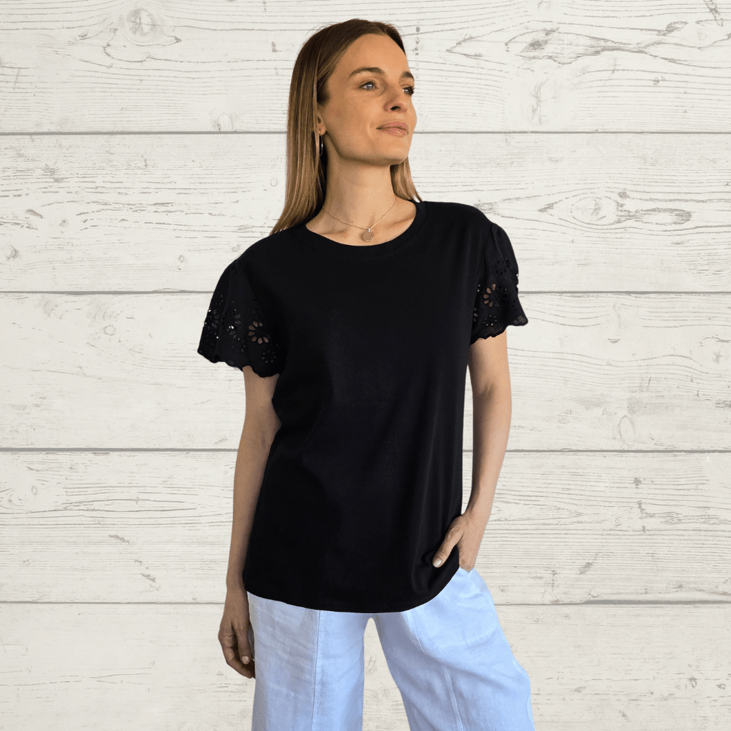 Polera con mangas bordadas, color Negro
