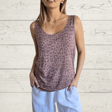 Cargar imagen en el visor de la galería, Polera Italiana sin mangas Animal Print, fondo Rosado Oscuro
