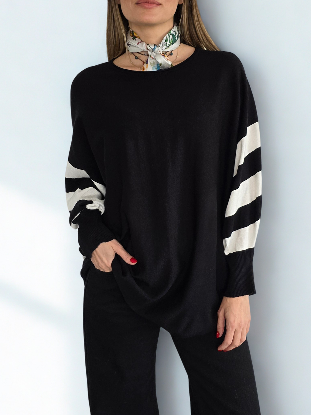 Sweater Mangas Rayadas, color Negro con Blanco