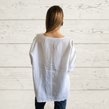 Cargar imagen en el visor de la galería, Blusa de Lino Italiano escote en V, color Blanco
