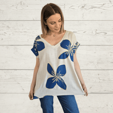 Cargar imagen en el visor de la galería, Blusa Italiana estampada escote en V, fondo Beige con Azul

