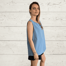 Cargar imagen en el visor de la galería, Blusa Italiana un botón, color celeste jeans
