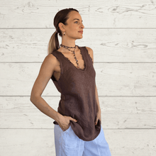 Cargar imagen en el visor de la galería, Blusa Italiana sin mangas desflecada, color Chocolate
