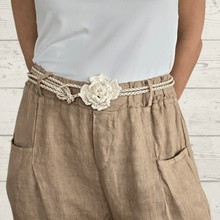 Cargar imagen en el visor de la galería, Cinturón Flor, color Blanco Invierno
