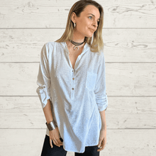 Cargar imagen en el visor de la galería, Blusa Italiana estampada flores, fondo Blanco con Blanco
