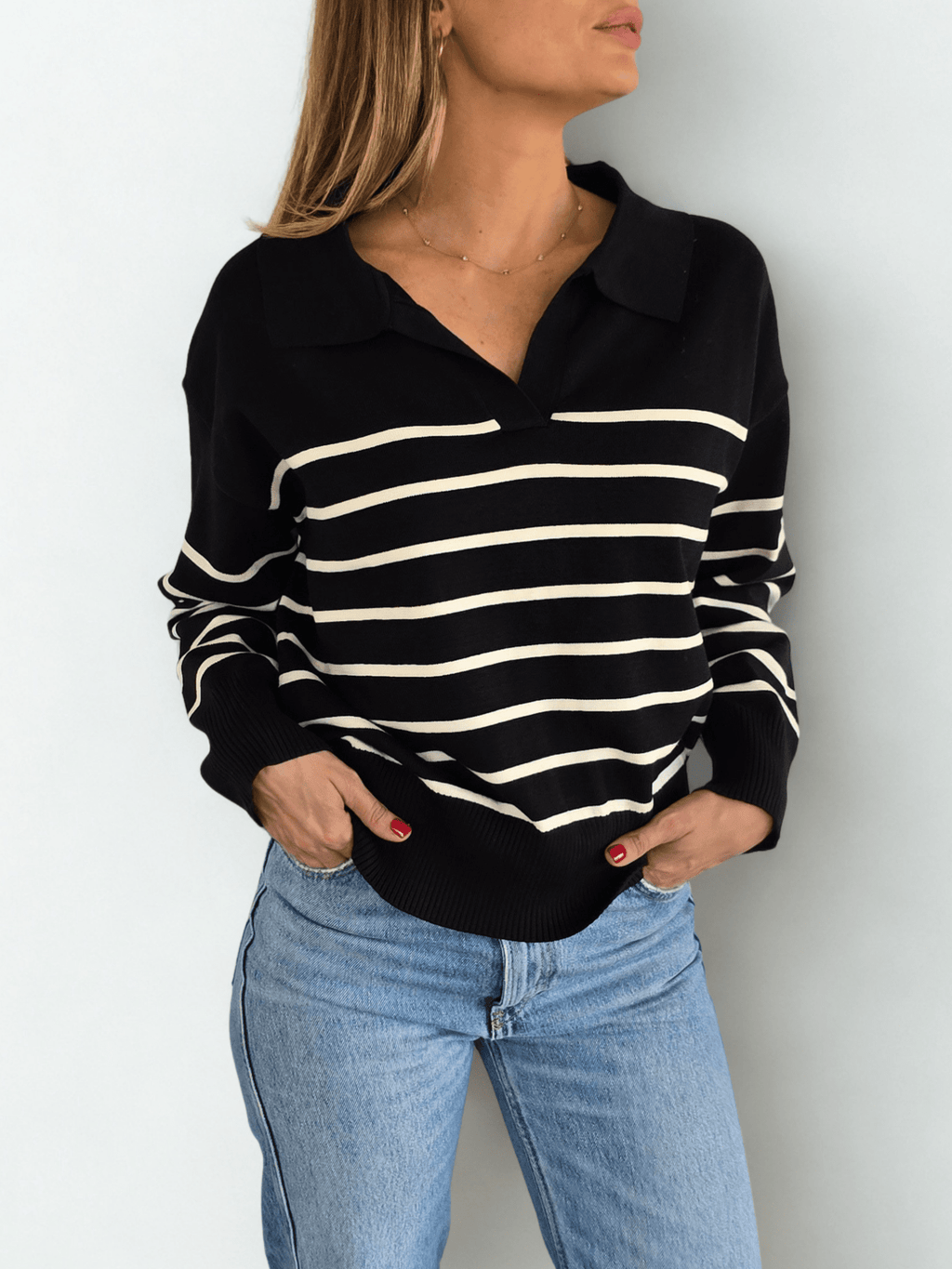 Sweater rayado escote en V, fondo Negro