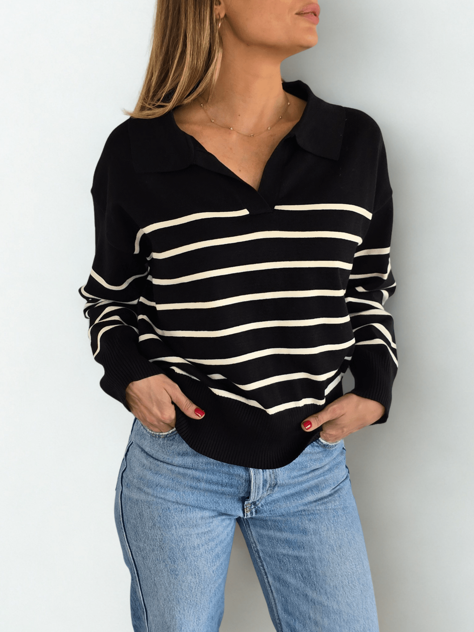 Sweater rayado escote en V, fondo Negro