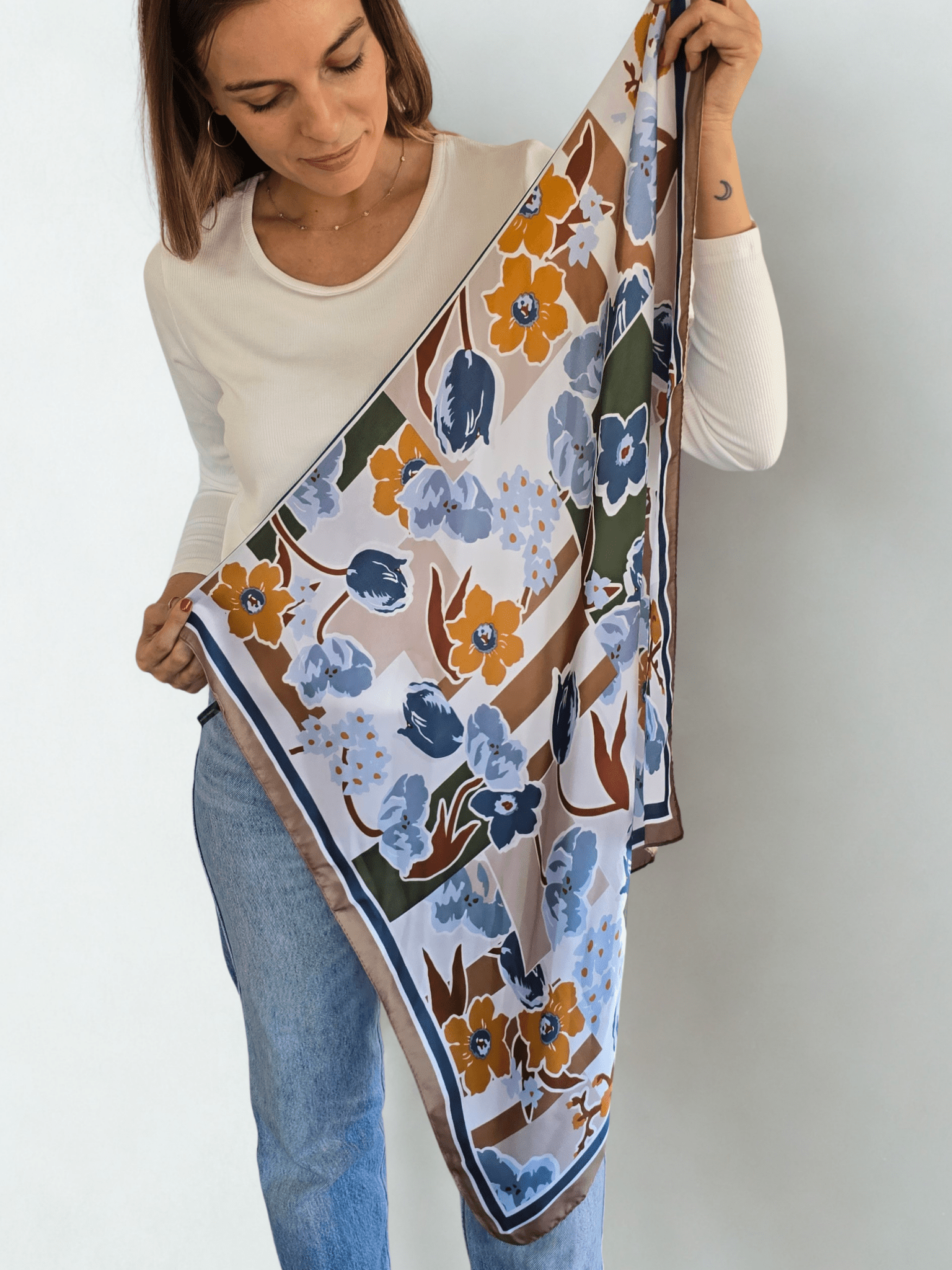 Pañuelo Estampado con flores, orilla Chocolate