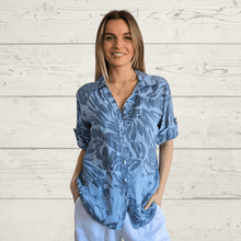 Cargar imagen en el visor de la galería, Blusa de lino Italiano estampado dos colores, fondo celeste
