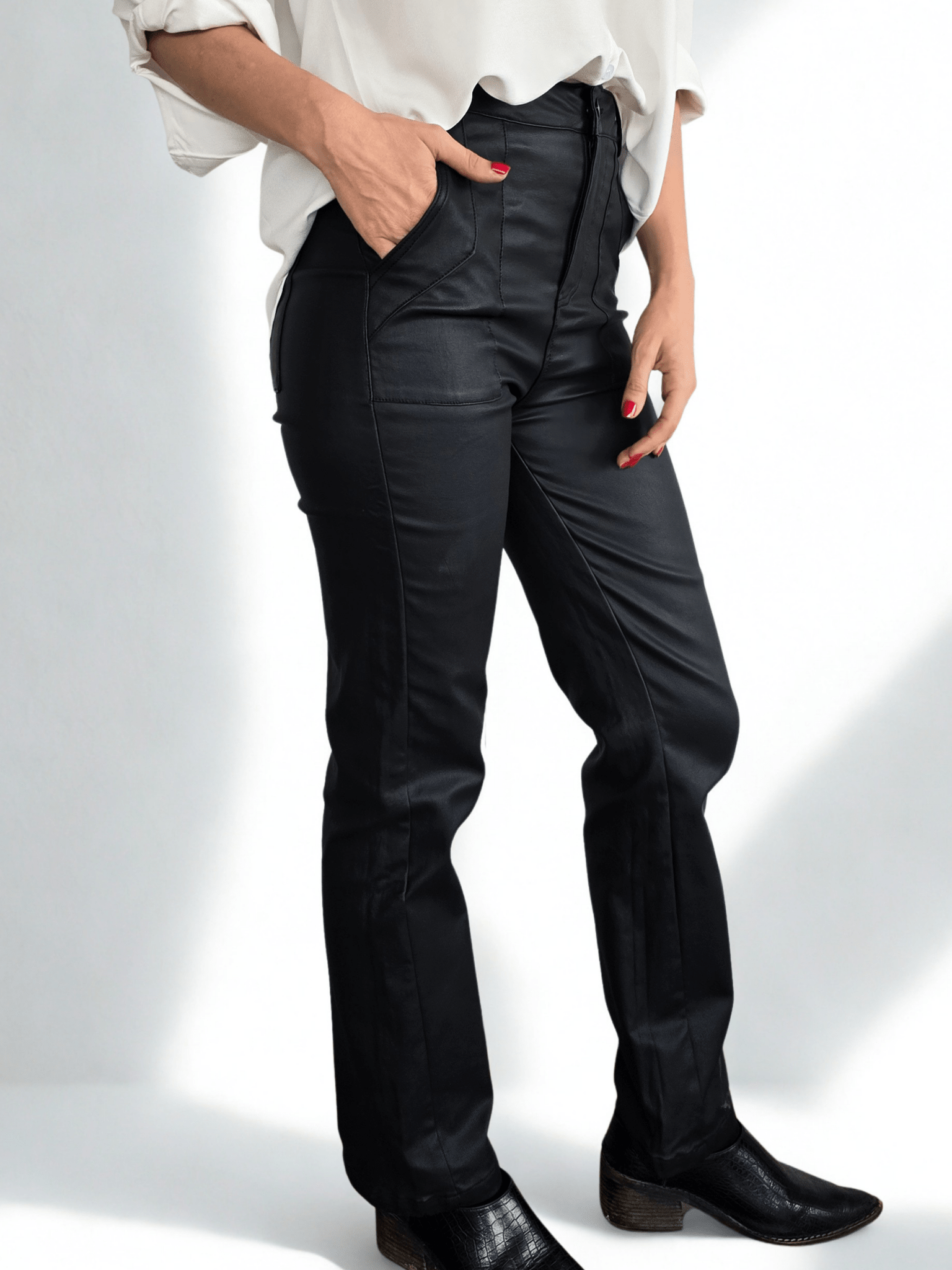 Pantalón eco cuero opaco, color negro