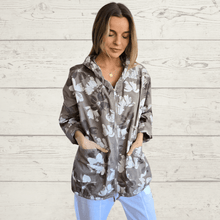 Cargar imagen en el visor de la galería, Chaqueta Italiana estampada, fondo Chocolate
