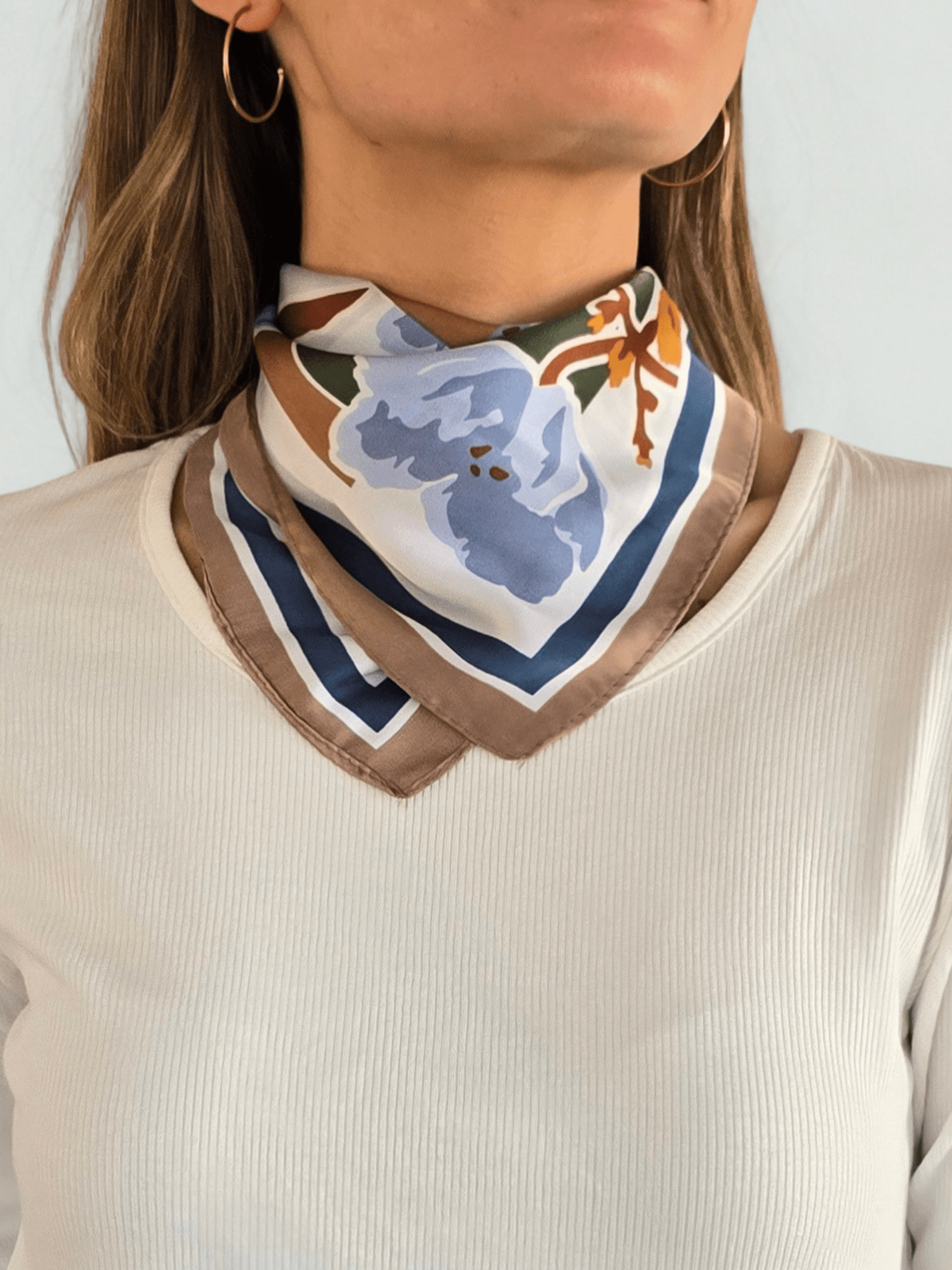 Pañuelo Estampado con flores, orilla Chocolate