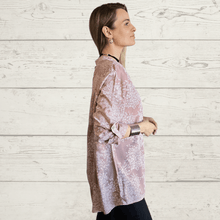 Cargar imagen en el visor de la galería, Blusa Italiana estampada flores, fondo Rosado
