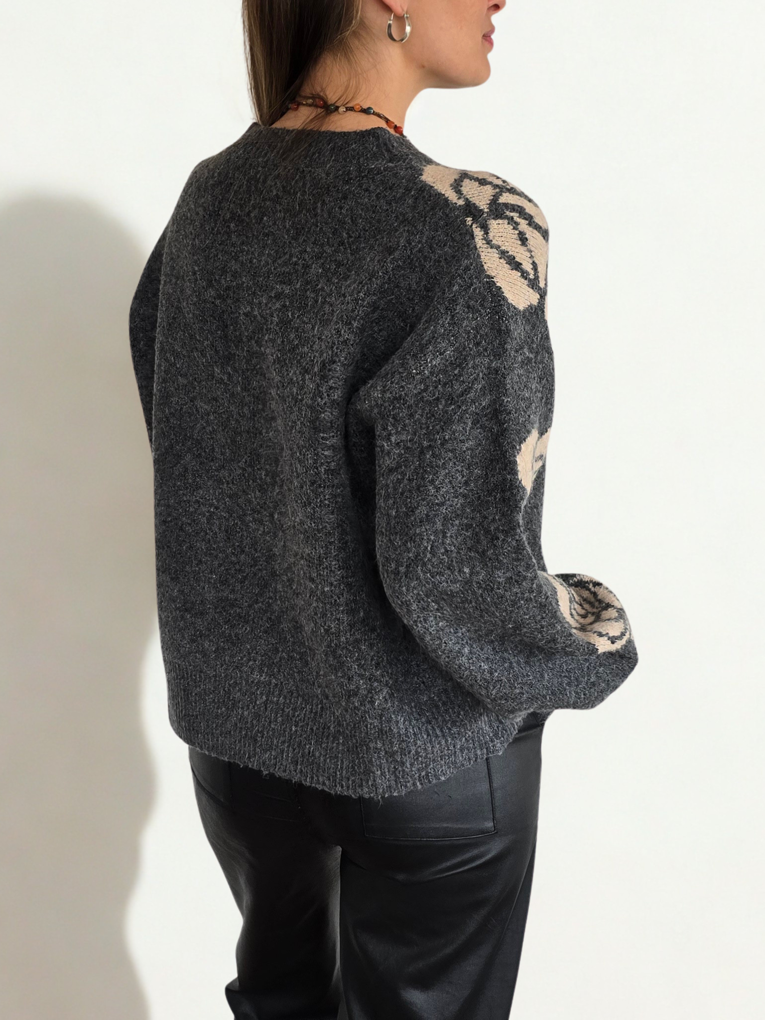 Sweater Flores en las Mangas, color Gris