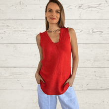 Cargar imagen en el visor de la galería, Blusa Italiana sin mangas desflecada, color Rojo
