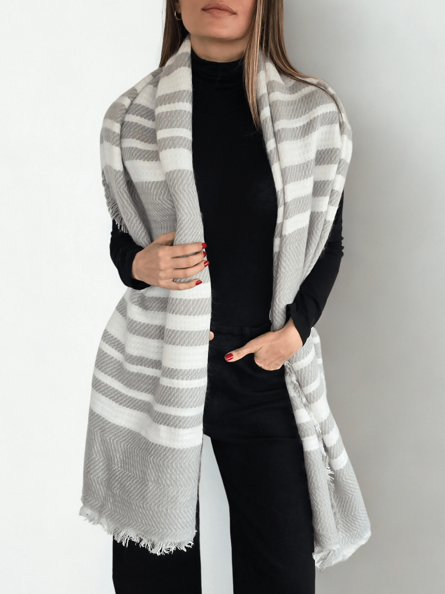 Bufanda rayada gris con blanco