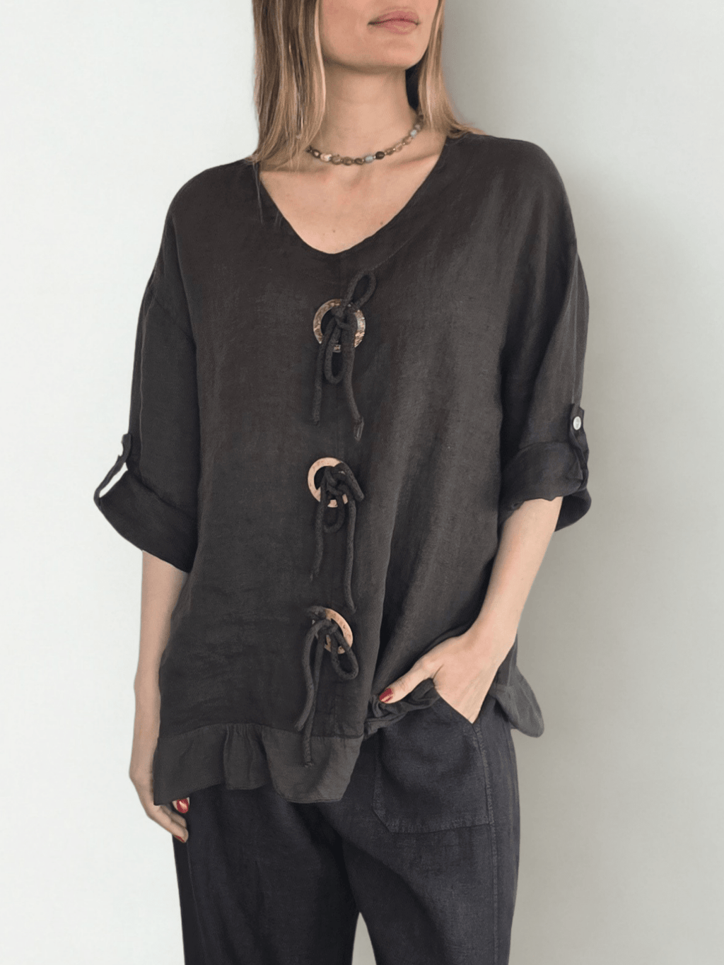 Blusa Italiana 100% Lino con tres Botones, color Chocolate