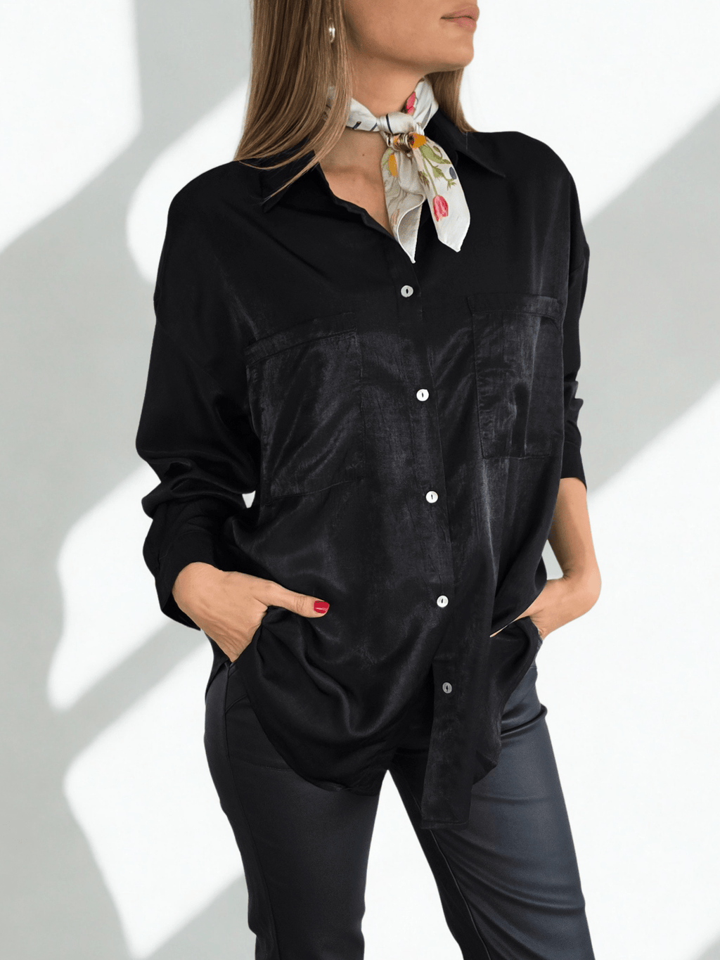 Blusa Dos Bolsillos, color Negro