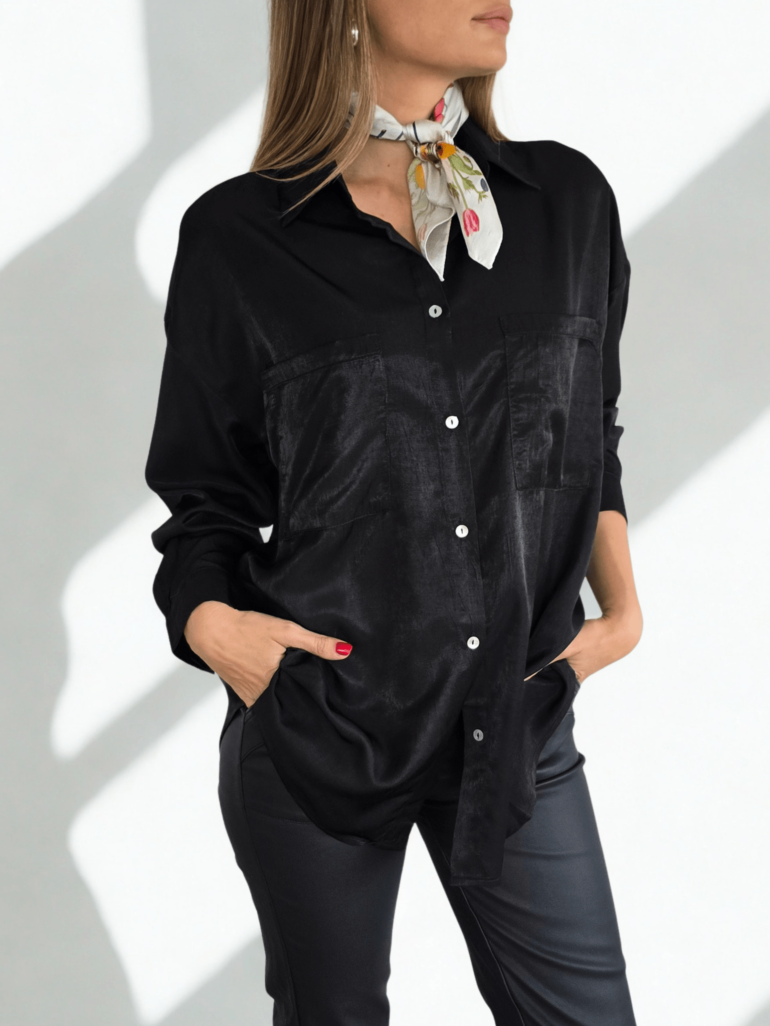 Blusa Dos Bolsillos, color Negro