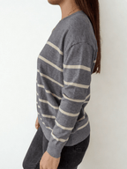 Sweater rayado, color gris con blanco invierno