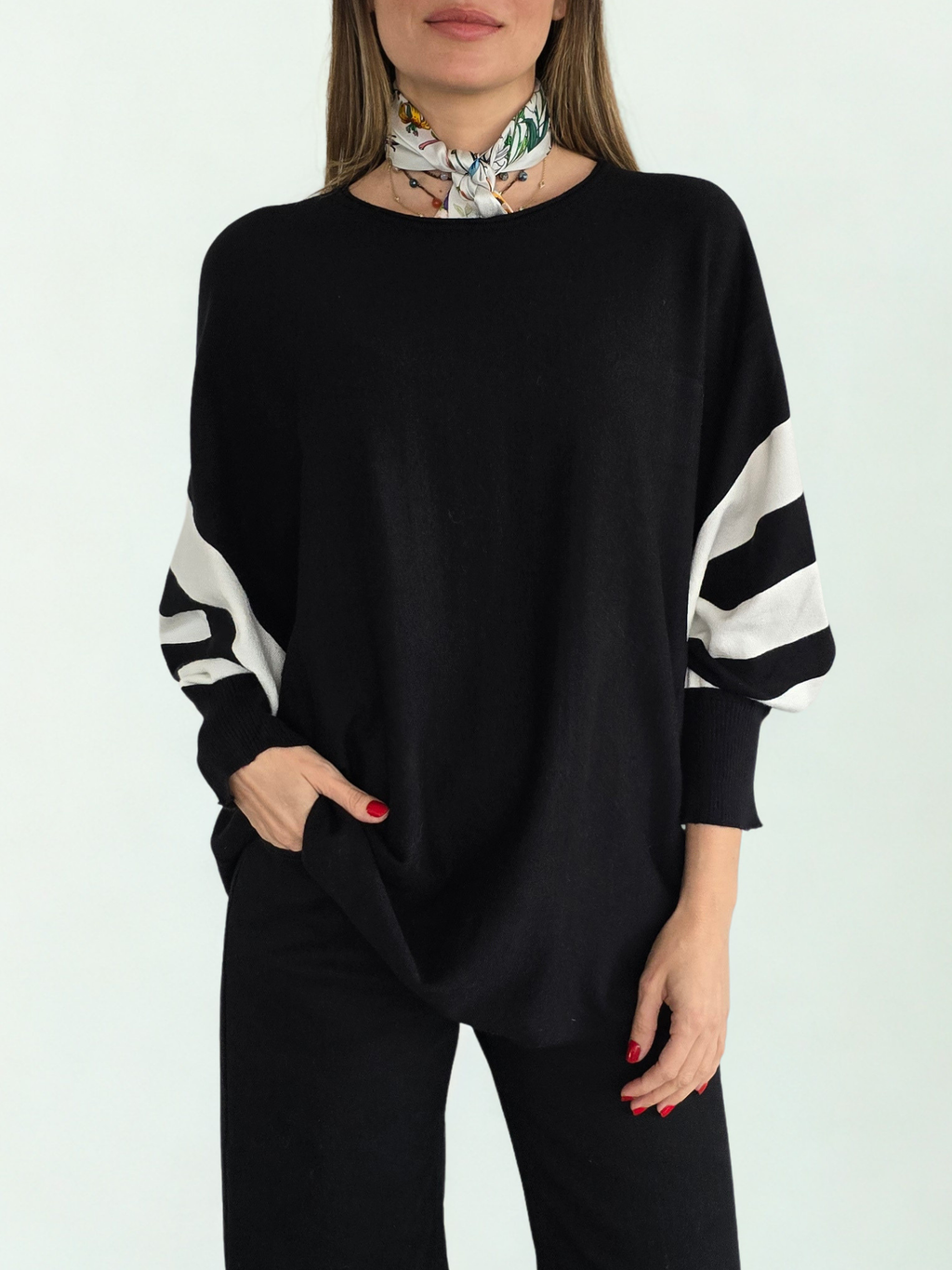 Sweater Mangas Rayadas, color Negro con Blanco