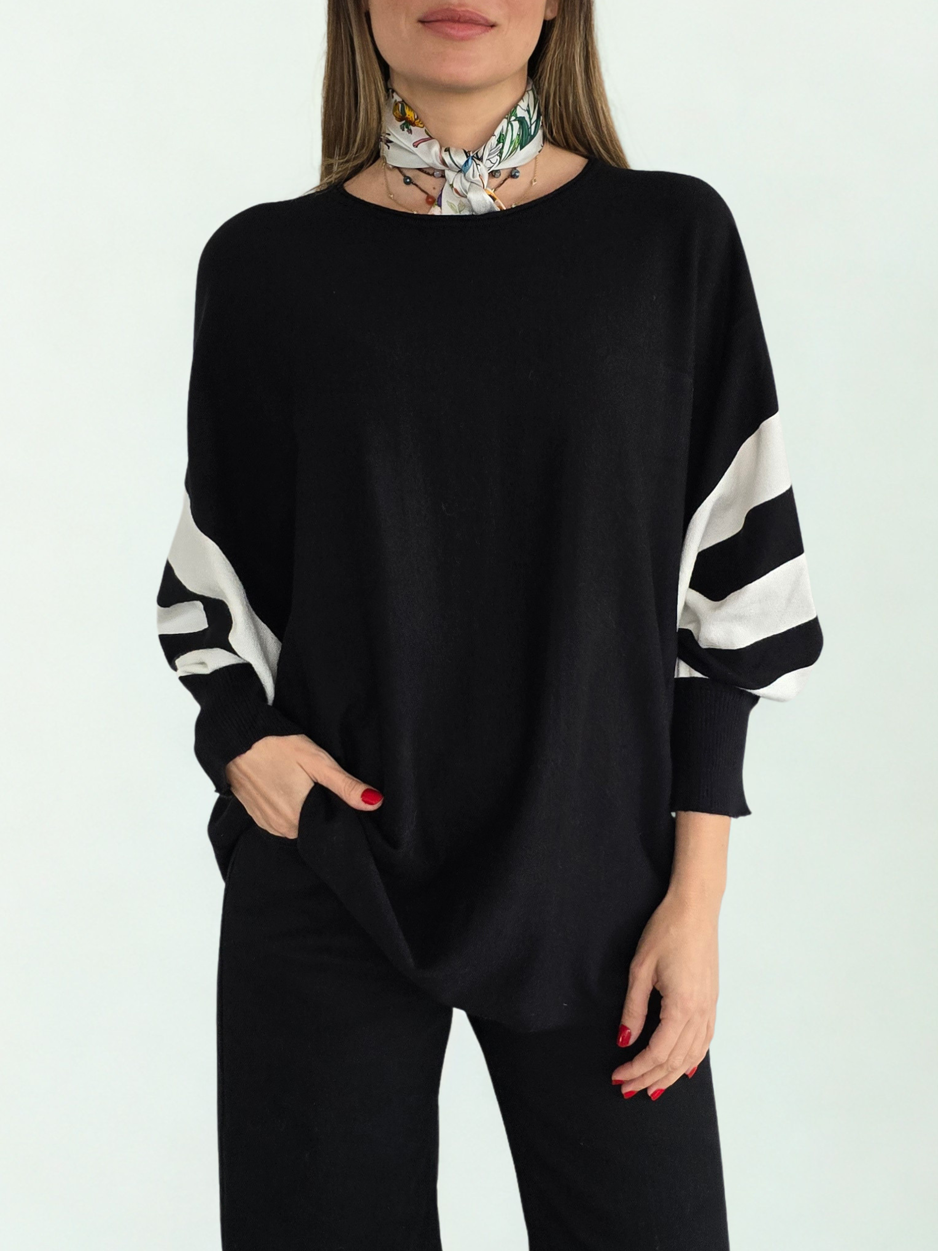 Sweater Mangas Rayadas, color Negro con Blanco