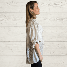 Cargar imagen en el visor de la galería, Blusa Italiana estampada, fondo Beige
