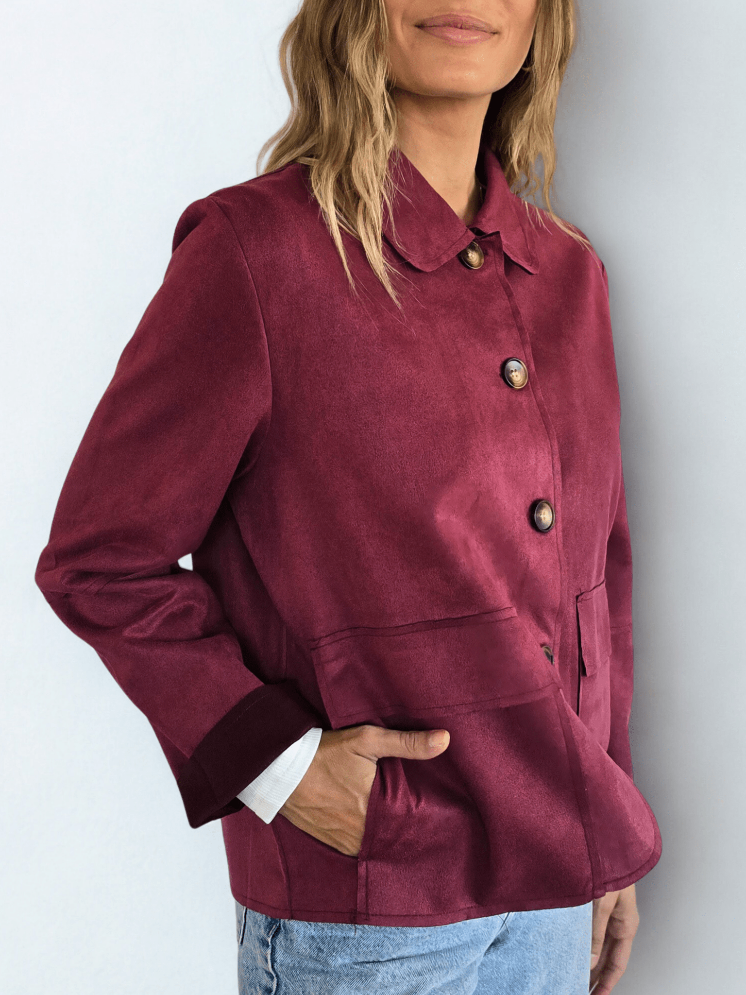 Chaqueta corta tipo Gamuza, color Burdeo