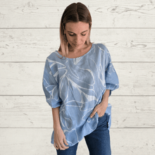 Cargar imagen en el visor de la galería, Blusa Italiana 100% Lino Estampadao, fondo Celeste
