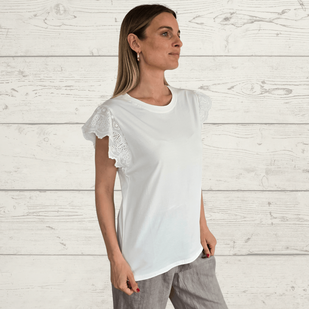Polera con manga bordada, color Blanco