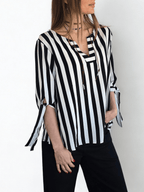 Blusa Rayada escote en V, color Negro con Blanco