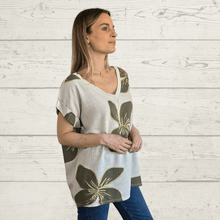 Cargar imagen en el visor de la galería, Blusa Italiana estampada escote en V, fondo Beige con Verde
