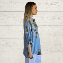 Cargar imagen en el visor de la galería, Blusa Estampada, fondo Celeste
